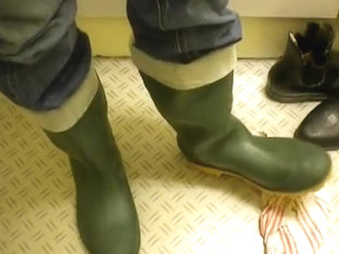 nlboots - green boots, close